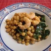 Garbanzos con berza y langostinos