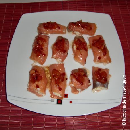 Rollitos de salmón ahumado con vinagreta de tomate