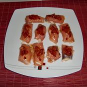 Rollitos de salmón ahumado con vinagreta de tomate