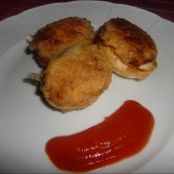 Huevos rellenos rebozados