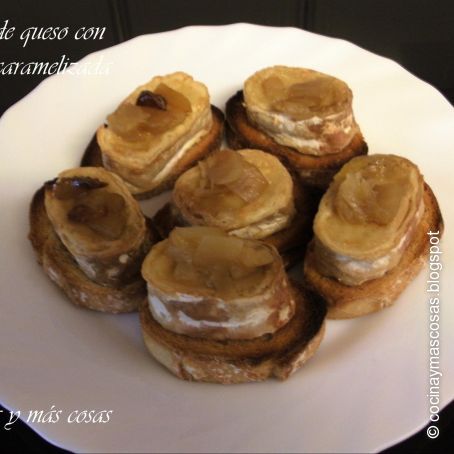 Tapa de queso de rulo estilo francés con cebolla caramelizada