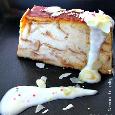 Pudin casero de leche merengada con salsa de chocolate blanco