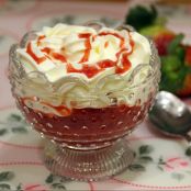 Copa de fresas con frosting de queso y coulis de fresa