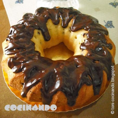 Corona de  bizcocho con chocolate