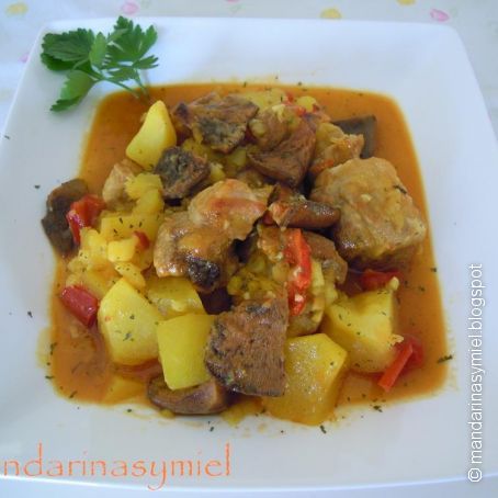 Costilla con robellones y patatas.