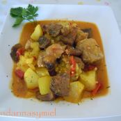 Costilla con robellones y patatas.