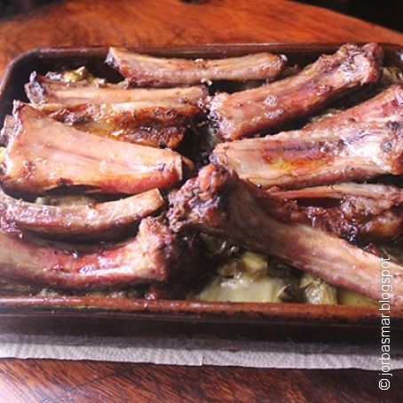 Costillas adobadas al horno con alcachofas