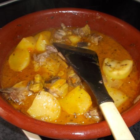 Costillas con patatas y tomate