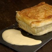 Pastel de bacalao en costra de hojaldre con alioli de manzana