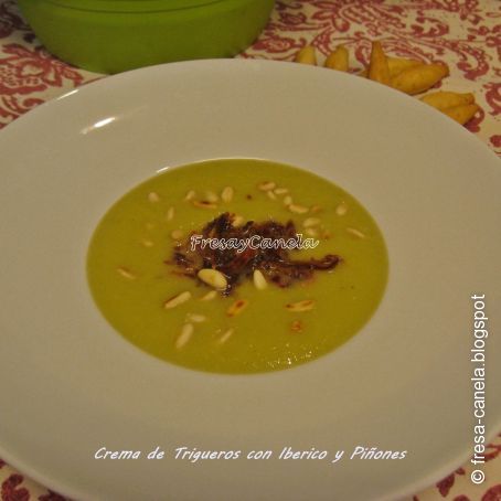 Crema de Espárragos Trigueros con Ibérico y Piñones