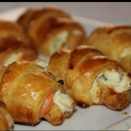 Mini croissants de salmón, queso y cebolleta