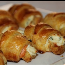 Mini croissants de salmón, queso y cebolleta