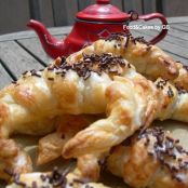 Minicroissants de chocolate y surtido de galletas (dos en una)