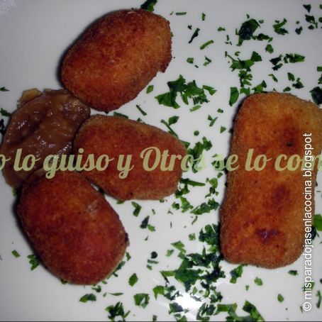 Croquetas de morcilla, manzana y piñones
