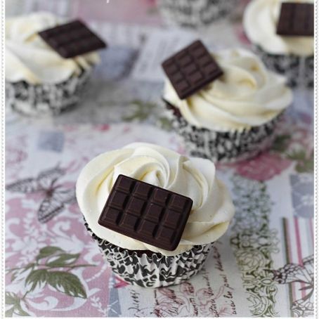 Cupcakes de chocolate negro con frosting de chocolate blanco