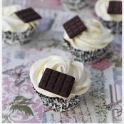 Cupcakes de chocolate negro con frosting de chocolate blanco