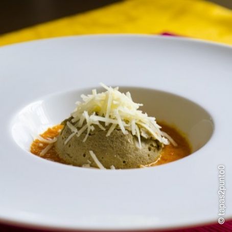 Cúpula de berenjenas confitadas sobre sopa de gazpacho