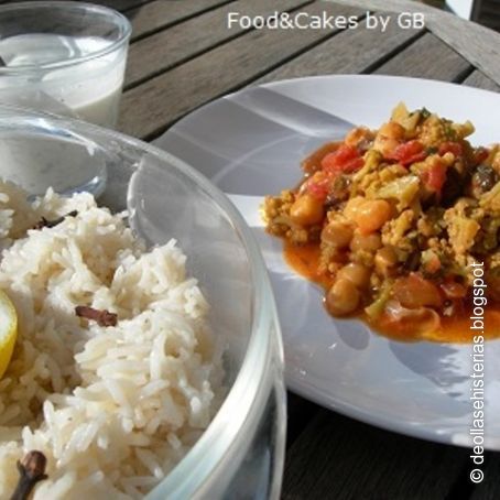 Curry de verduras, arroz basmati al aroma de clavo y salsa de yogur a la menta
