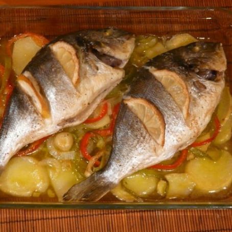 Dorada al horno con patatas y cebolla