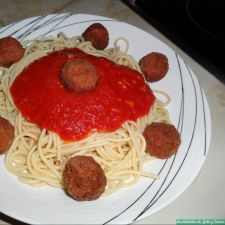 Espaguetis con albóndigas en salsa de tomate y miel