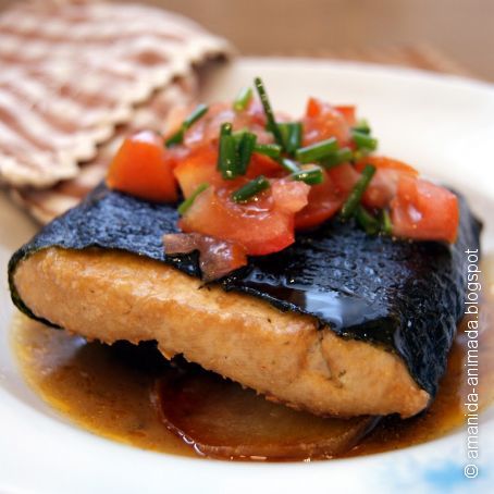 Crujiente de algas y tofu con tartar de tomate y jugo marino