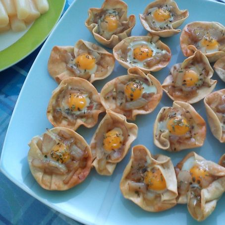 Tartaletas  de bacon, con cebolla caramelizada y mermelada de tomate