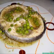 Emperador con guisantes en salsa verde