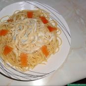 Espaguetis en salsa de queso azul y ahumados