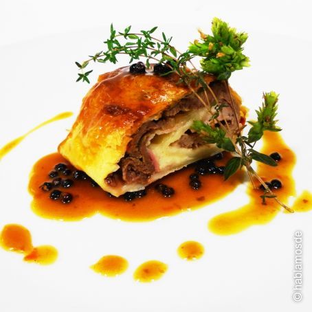 Hojaldre de ternera, queso Idiazabal y salteado de verduras con reducción de jugo de carne a la pimienta negra