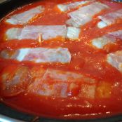 Rollitos de merluza, jamón y queso en salsa de tomate y piquillo - Paso 5