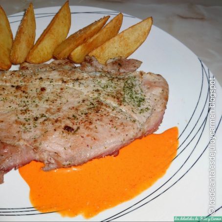 Filetes de cerdo con salsa de piquillos y patatas gajo