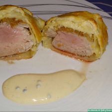 Solomillos en hojaldre con queso de oveja y cebolla caramelizada en salsa ligera de pimienta
