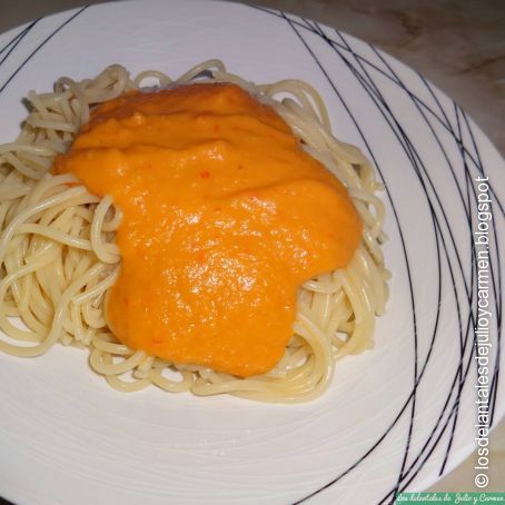 Espaguetis con salsa de pimientos