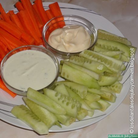 Bastones de pepino y zanahoria con salsa de yogur