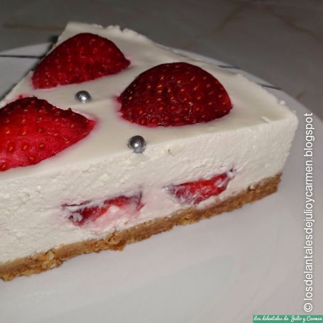 Tarta de nata y queso con fresas