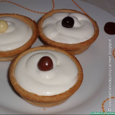 Tartaletas con mousse de yogur griego y chocolate blanco