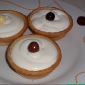 Tartaletas con mousse de yogur griego y chocolate blanco