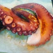 Pulpo a la brasa sobre fondo cremoso violet, burbujas de AOVE con pimentón agridulce D.O. La Vera y cristales de sal - Paso 4