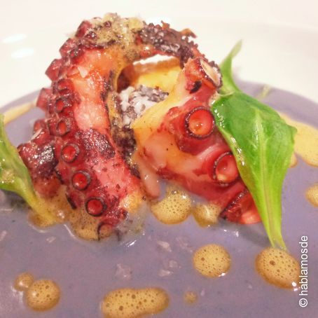 Pulpo a la brasa sobre fondo cremoso violet, burbujas de AOVE con pimentón agridulce D.O. La Vera y cristales de sal