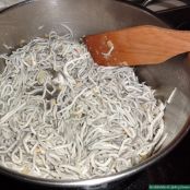 Espaguetis con gulas y salsa de Kiri - Paso 3