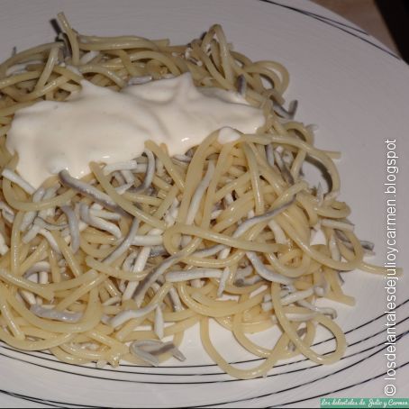 Espaguetis con gulas y salsa de Kiri