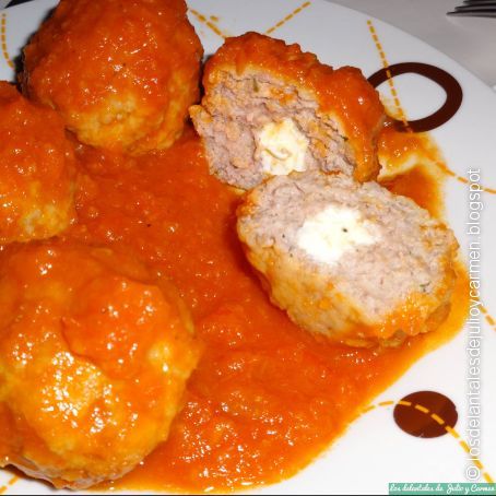 Albóndigas sorpresa con salsa de tomate al vino