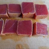 Tataki de atún rojo macerado en crema de miso, yogurt de wasabi y perlas de higos con cítricos - Paso 3