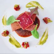 Tataki de atún rojo macerado en crema de miso, yogurt de wasabi y perlas de higos con cítricos