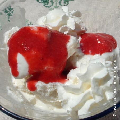 Helado de mascarpone con leche de avellanas y salsa de fresa