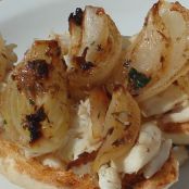 Cebolla asada con tomillo y vinagre balsámico...y unas tostadas