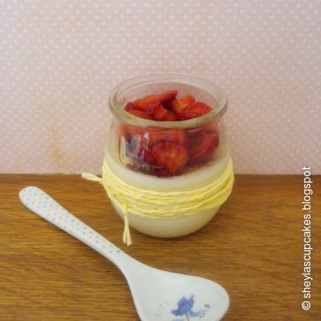 Panna cotta con fresas maceradas en Pedro Ximénez