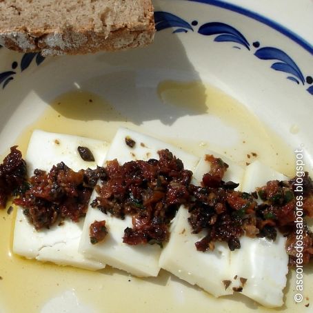 Queso de cabra con tomate seco y aceitunas