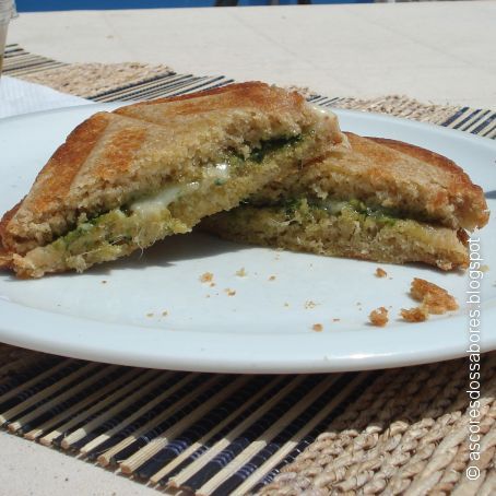 Sandwich de pesto de albahaca con queso São Jorge (Islas de Azores)