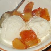 Ciruelas asadas con...Helado de nata agria